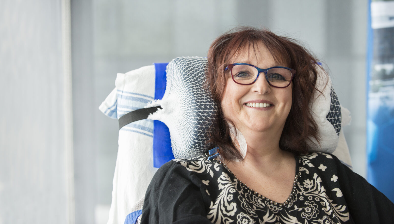 Femme souriante en fauteuil roulant